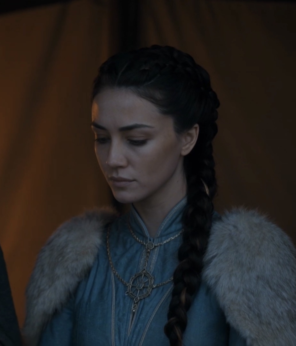 Portrait of Isolde Blackthorne wearing a fur-trimmed blue gown in Crownfall